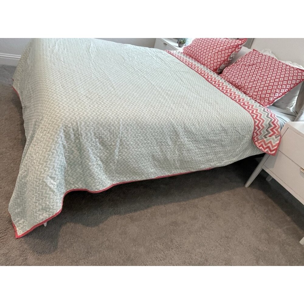 Full/Queen 3 Piece Reversible Quilt Set with Two Pillow Shams Bold Retro Chevron - Picture 10 of 14